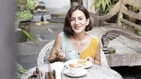 Makan cake ditemani secangkir kopi, jadi salah satu agendanya saat bersantai dan menikmati waktu luang. Di salah satu kafe outdoor yang rimbun dengan aneka tumbuhan. Foto: Instagram @wanda_hamidah
