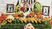 Rayakan ulang tahunnya, rupanya Wanda yang penggemar sajian tradisional lebih suka dikasih nasi kuning dalam bentuk tumpengan megah. Lengkap dengan aneka lauk pauk, dengan hiasan telur dan foto-fotonya. Foto: Instagram @wanda_hamidah