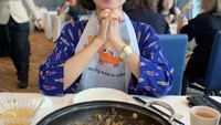 Makan kepiting sebesar ini, dengan bumbu yang medok dan melimpah, membuat Wanda mengaku jadi rindu jalan-jalan untuk kulineran. Foto: Instagram @wanda_hamidah