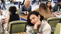  Liburan ke London, Wanda pasang pose senyuman cantiknya sambil menikmati kopi hangat ditemani croissant di kafe Laduree yang terkenal di sana. Foto: Instagram @wanda_hamidah
