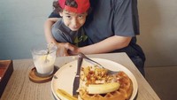  Terakhir, ini waktu bersantai Wanda dengan sang putra yang sarapan waffle dengan tambahan topping pisang dan susu.  Foto: Instagram @wanda_hamidah