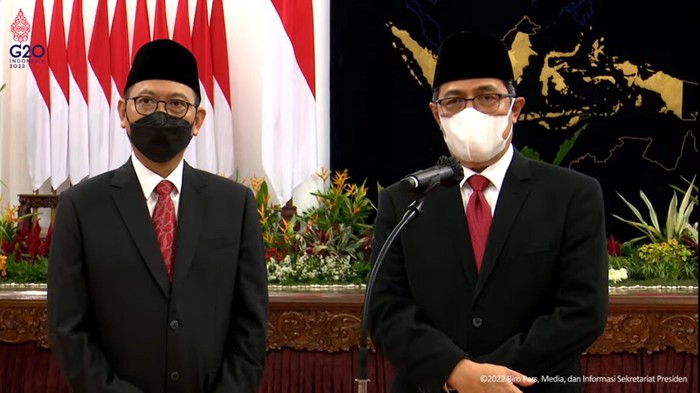 Bambang Susantono (Kanan) dan Dhony Rahajoe (Kiri) resmi dilantik sebagai Kepala dan Wakil Kepala IKN Nusantara. (Dok. Setpres)
