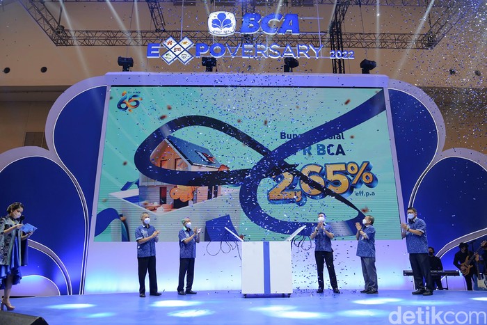 Sejumlah pengunjung memadati acara BCA Expoversary 2022 yang berlangsung di ICE BSD, Tangerang Selatan, Kamis (10/3/2022). Tahun ini, BCA menggelar BCA Expoversary sebagai bentuk apresiasi kepada segenap nasabah dan masyarakat Indonesia.