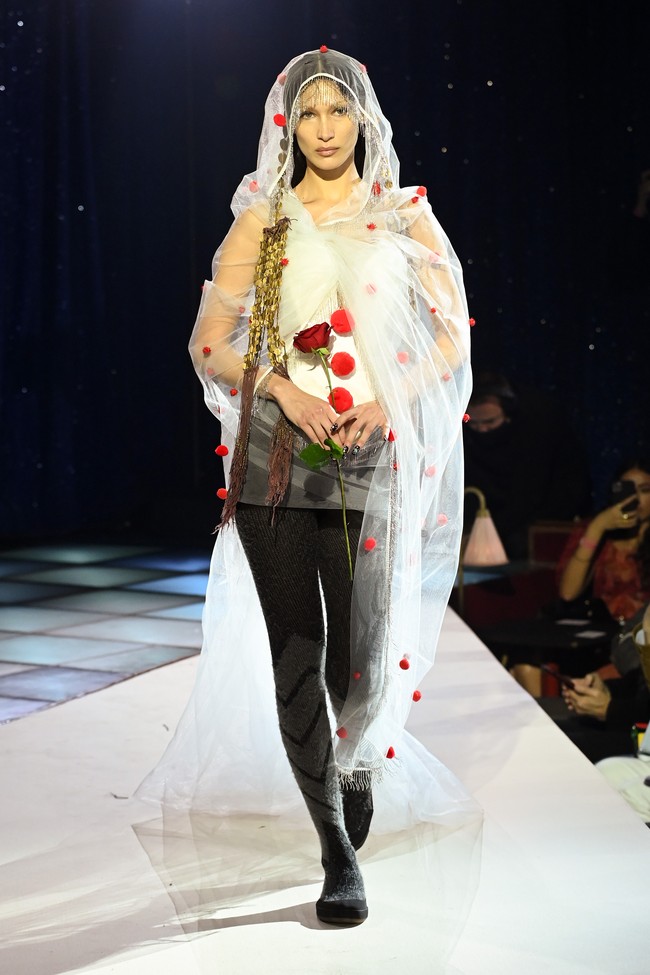 Ini gaya Bella Hadid di fashion show Vivienne Westwood. Ia mendapat kepercayaan untuk memeragakan gaun pengantin kontemporer karya desainer asal Inggris itu. (Foto: Getty Images/Pascal Le Segretain)