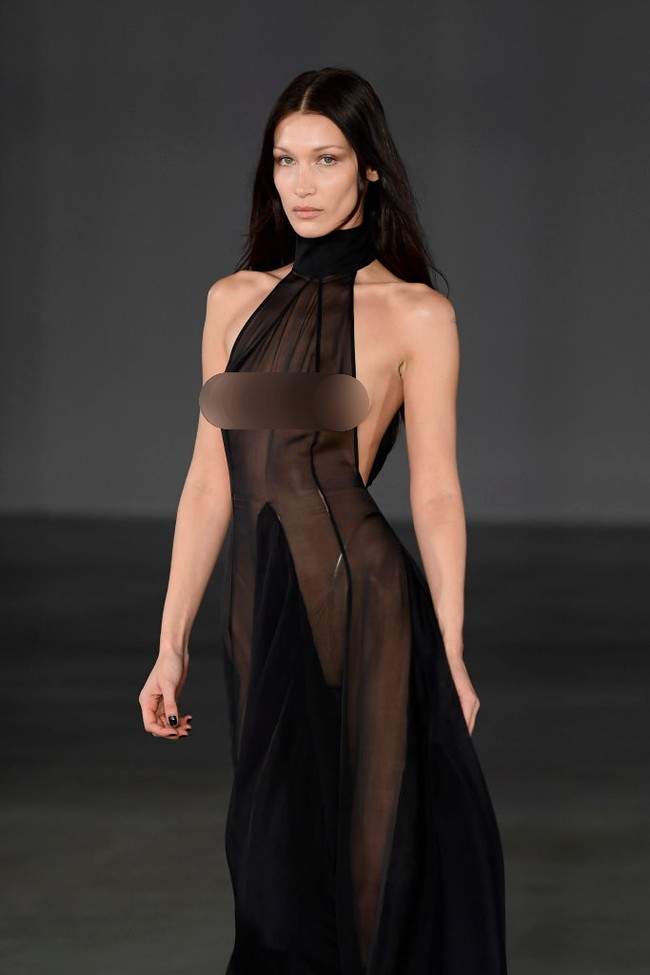 Penampilan tersebut merupakan bagian dari profesionalitas Bella Hadid sebagai seorang model. Eksis di dunia modeling sejak sekitar 10 tahun lalu, ia menjadi salah satu model yang paling laris. (Foto: Kristy Sparow/Getty Images)