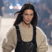 Tak melulu transparan, Bella Hadid juga memakai busana yang jauh dari kesan seksi di catwalk. Seperti kombinasi overall dan sweater rancangan Isabel Marant ini. (Foto: Getty Images/Kristy Sparow)
