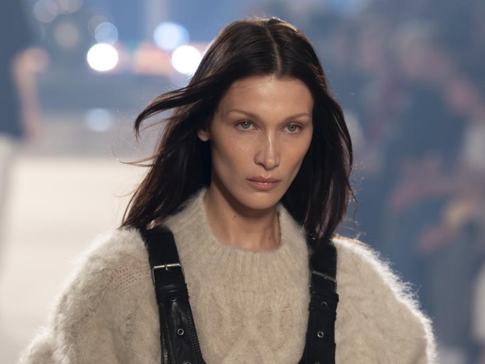 Bella Hadid di Paris Fashion Week PARIS, FRANCE - MARCH 03: (EDITORIAL USE ONLY - For Non-Editorial use please seek approval from Fashion House) Bella Hadid walks the runway with models during the Isabel Marant Womenswear Fall/Winter 2022-2023 show as part of Paris Fashion Week on March 03, 2022 in Paris, France. (Photo by Kristy Sparow/Getty Images)