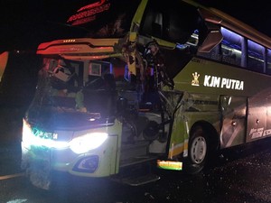 Bus Rombongan Pelajar Asal Ngawi Tabrak Truk di Tol Jombang, Kenek Tewas