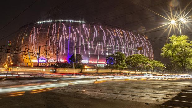 Suasana pembangunan Jakarta International Stadium (JIS) di Papanggo, Tanjung Priok, Jakarta Utara, Rabu (9/3/2022). Berdasarkan laporan mingguan ke-131 dari PT Jakarta Propertindo mencatat bahwa progres realisasi pembangunan stadion yang diproyeksikan berkapasitas 82.000 penonton itu telah mencapai 98,26 persen. ANTARA FOTO/Aprillio Akbar/foc.