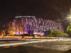 Lampu warna-warni menghiasi stadion berkapasitas 82.000 ribu tersebut.