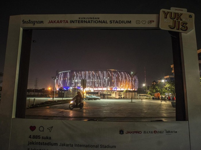 Suasana pembangunan Jakarta International Stadium (JIS) di Papanggo, Tanjung Priok, Jakarta Utara, Rabu (9/3/2022). Berdasarkan laporan mingguan ke-131 dari PT Jakarta Propertindo mencatat bahwa progres realisasi pembangunan stadion yang diproyeksikan berkapasitas 82.000 penonton itu telah mencapai 98,26 persen. ANTARA FOTO/Aprillio Akbar/foc.