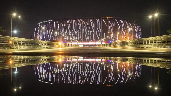 Suasana pembangunan Jakarta International Stadium (JIS) di Papanggo, Tanjung Priok, Jakarta Utara, Rabu (9/3/2022). Berdasarkan laporan mingguan ke-131 dari PT Jakarta Propertindo mencatat bahwa progres realisasi pembangunan stadion yang diproyeksikan berkapasitas 82.000 penonton itu telah mencapai 98,26 persen. ANTARA FOTO/Aprillio Akbar/foc.