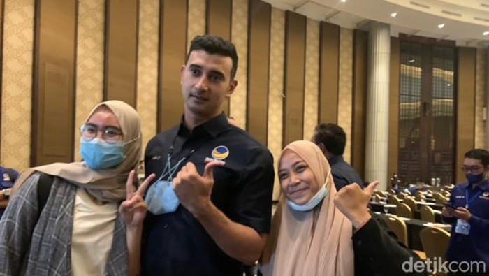 Choky Sitohang saat dimintai foto oleh peserta Bimtek Partai NasDem di Karawang