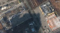 Area parkiran mall dan pusat perbelanjaan masih normal namun bangunan di sebelahnya yang merupakan pusat perbelanjaan di Mariupol, Ukraina rata dengan tanah dihujani bom Rusia.