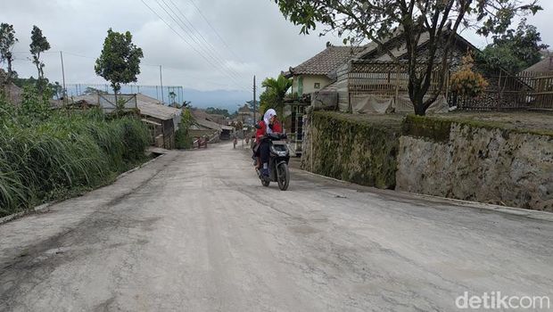 Dampak hujan abu Gunung Merapi di Kabupaten Magelang, Kamis (10/3/2022).