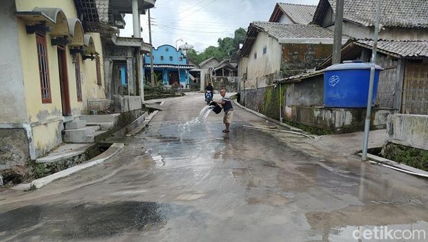 Dampak hujan abu Gunung Merapi di Kabupaten Magelang, Kamis (10/3/2022).