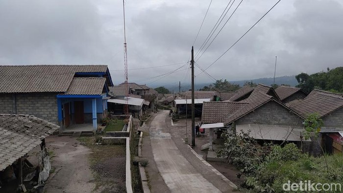 Dampak hujan abu Gunung Merapi di Kabupaten Magelang, Kamis (10/3/2022).