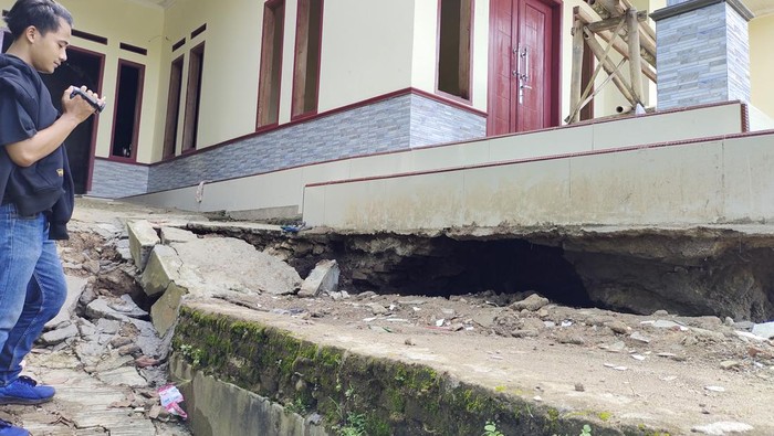 Dampak pergerakan Tanah di Kampung Cihuni, Desa Curugpanjang, Kecamatan Cikulur, Lebak, Banten. (Foto: Fathul Rizkoh/detikcom)