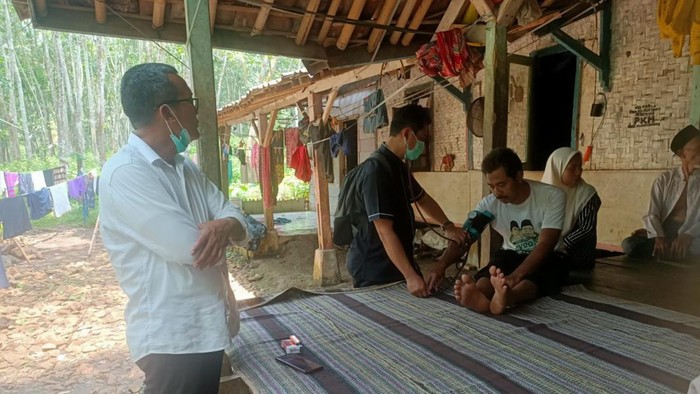 Dasep diajak mengikuti program KB.
