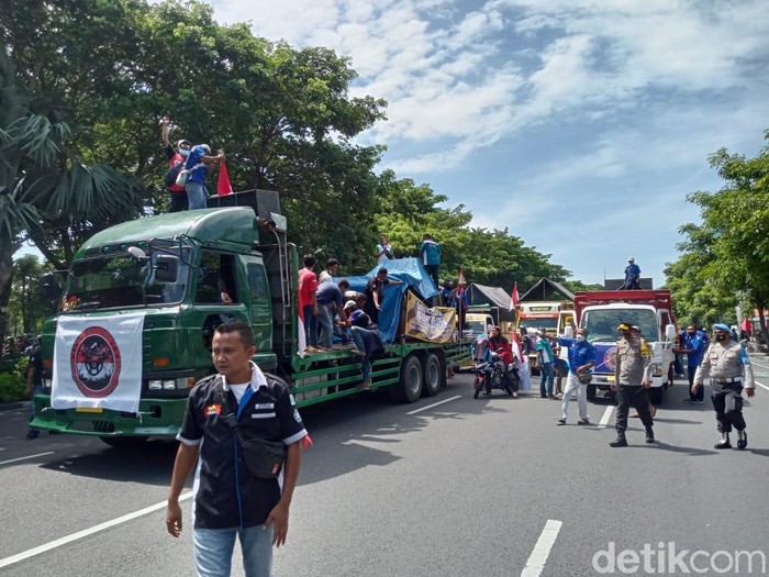 Demo sopir di Frontage A Yani Surabaya