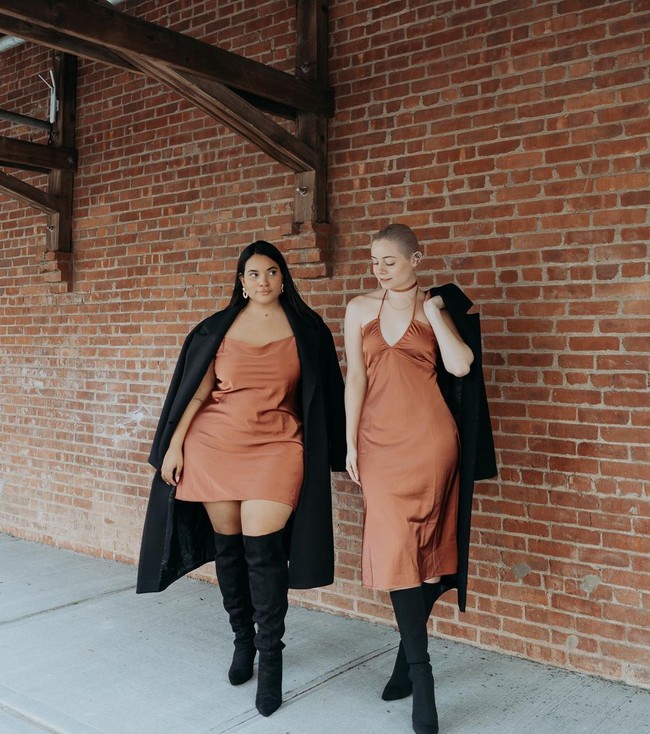 Denise dan Maria sering menggugah gaya kompak mereka di TikTok dan Instagram memakai busana kembar. Dua sahabat asal New York yang memiliki perbedaan fisik itu pun membuktikan bahwa baju apapun akan terlihat menawan ketika dibawakan dengan percaya diri. Foto: Instagram @denisemmercedes