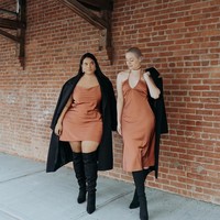 Denise dan Maria sering menggugah gaya kompak mereka di TikTok dan Instagram memakai busana kembar. Dua sahabat asal New York yang memiliki perbedaan fisik itu pun membuktikan bahwa baju apapun akan terlihat menawan ketika dibawakan dengan percaya diri. Foto: Instagram @denisemmercedes