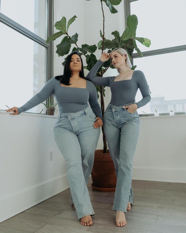 Hampir di semua video, sahabat yang dipertemukan oleh pasangan mereka itu menggunakan baju yang benar-benar sama tapi berbeda ukuran. Gaya keduanya bisa jadi inspirasi kamu yang ingin pakai baju kembaran dengan sahabat atau saudari atau ibu.Foto: Instagram @denisemmercedes