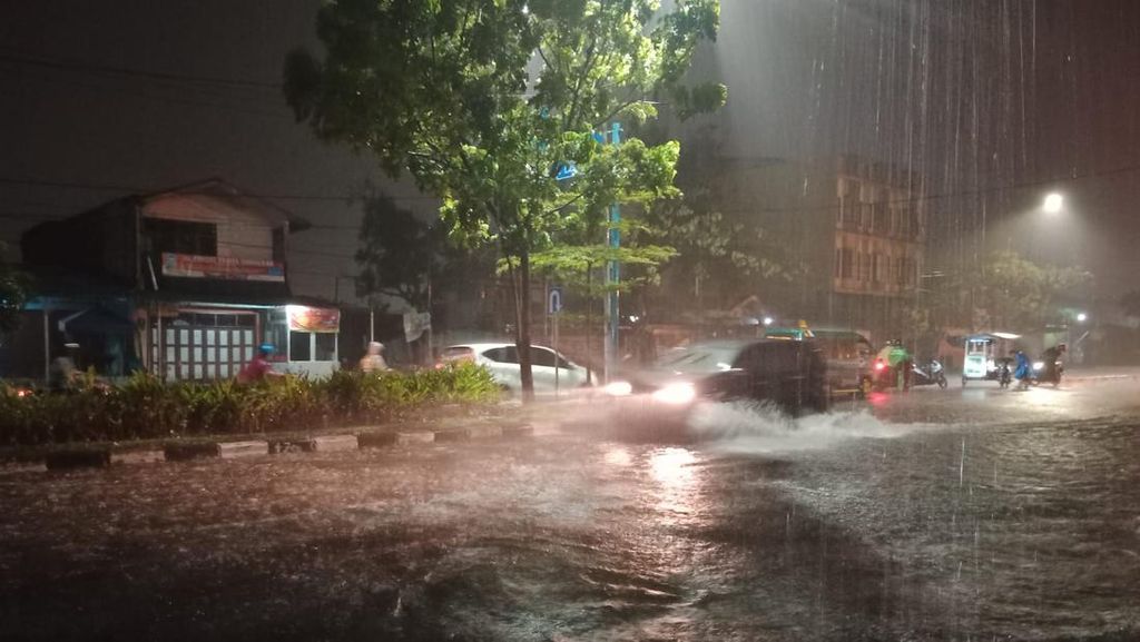 Diguyur Hujan, Sejumlah Jalan di Medan Sumut Terendam Banjir