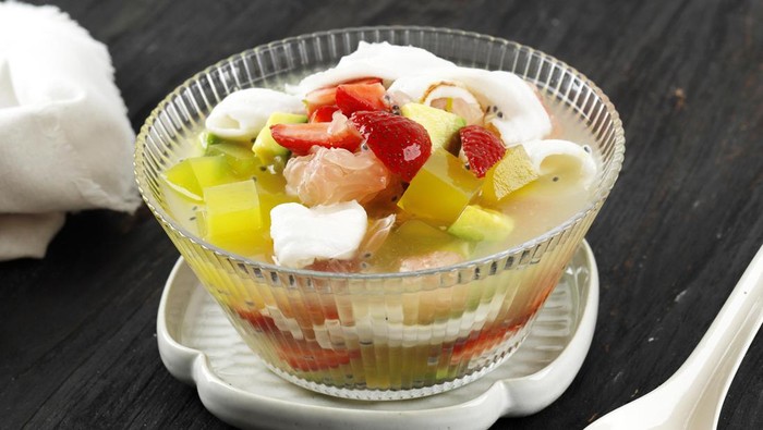 es buah Sop Buah or Es Buah is Mixed Fruit with Coconut or Simple Syrup, Served with Shaved Ice and add Condensed Milk to Add Creamy Swetened, Popular for Buka Puasa (Breakfasting)
