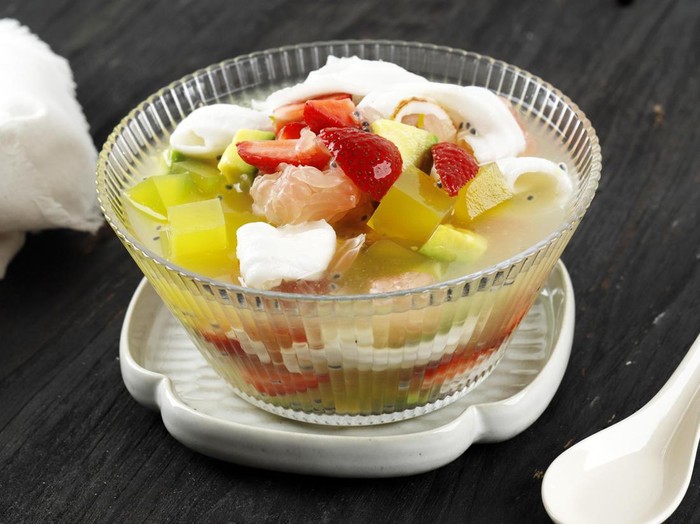 Sop Buah or Es Buah is Mixed Fruit with Coconut or Simple Syrup, Served with Shaved Ice and add Condensed Milk to Add Creamy Swetened, Popular for Buka Puasa (Breakfasting)