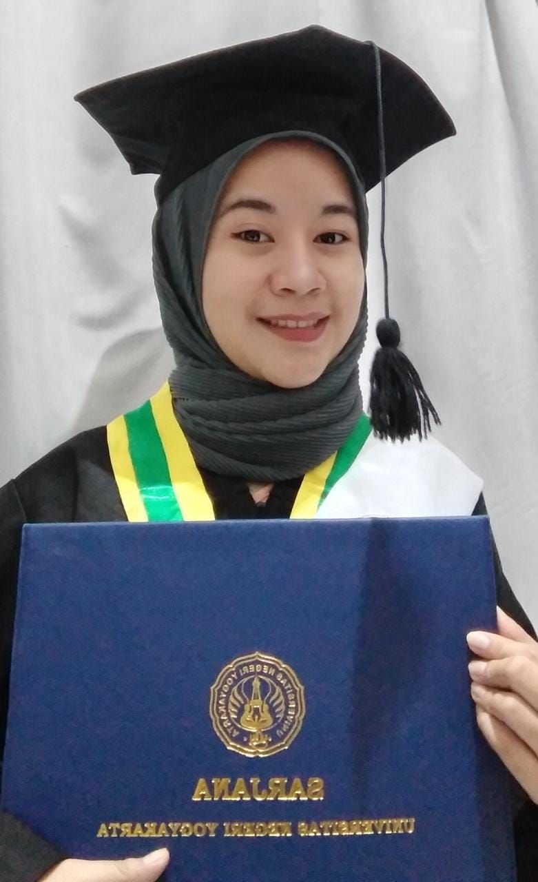 Fairuz Zalfa Nabila Fairuz Zalfa Nabila, salah satu mahasiswa UNY yang lulus tanpa skripsi.
