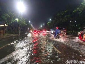 Frontage A Yani Surabaya Terendam Banjir, Kendaraan Dialihkan ke Jalur Cepat