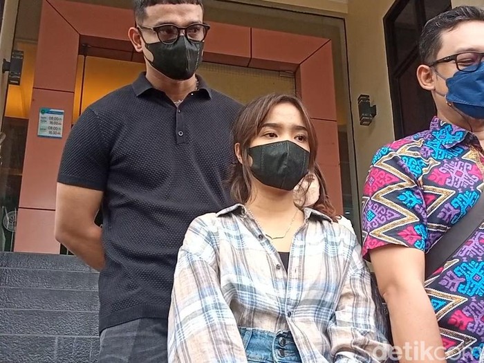 Fuji santai saat bertemu Mayang dan Doddy Sudrajat.