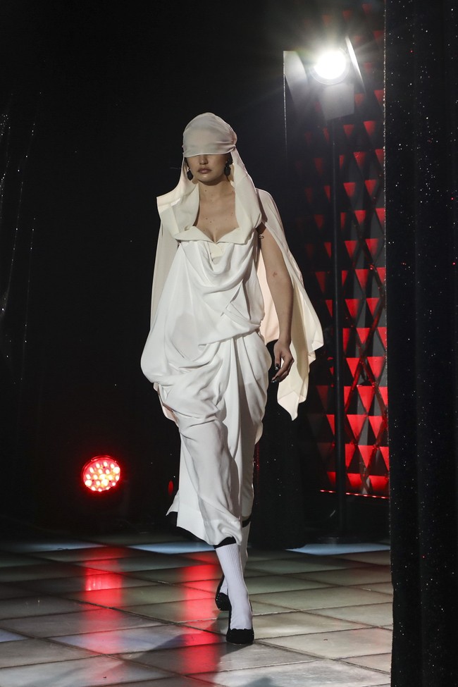 Supermodel Gigi Hadid akan menyumbangkan pendapatannya selama Paris Fashion Week untuk Ukraina. Mantan kekasih Zayn Malik itu memakai busana koleksi Vivienne Westwood, Isabel Marant, Off-White, Versace, hingga Moschino. Foto: Dok. AP