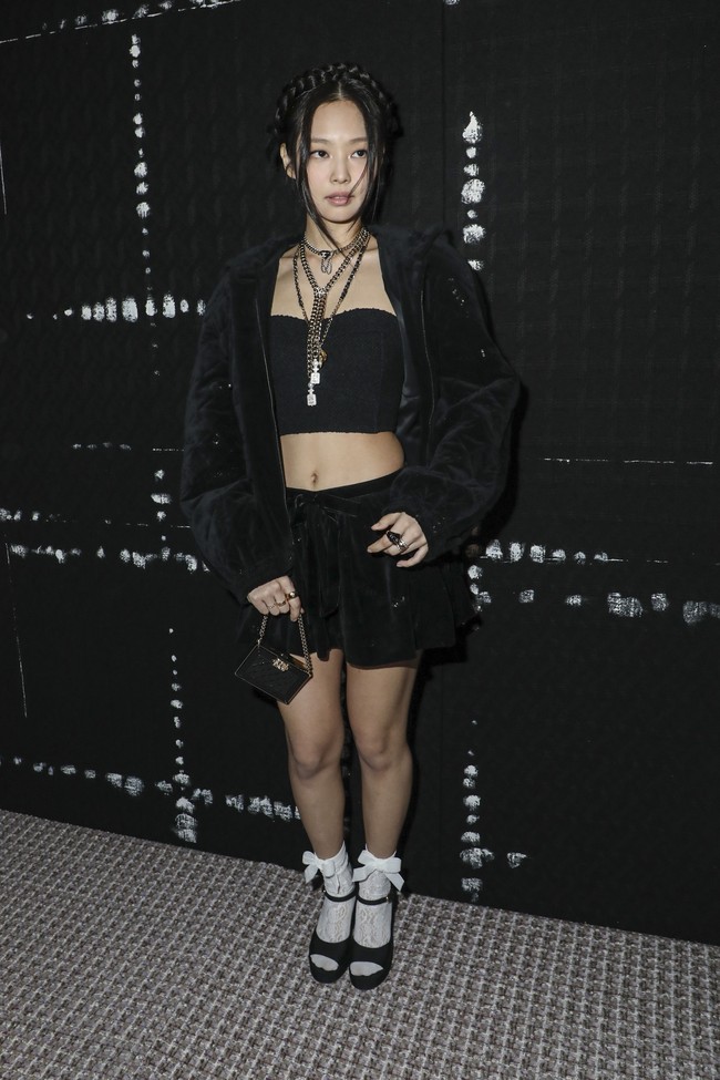 Jennie BLACKPINK tampil edgy dengan busana serba hitam dari koleksi Chanel. Dia memakai crop top hitam yang dipadukan dengan rok mini senada berbahan suede seperti oversized jacket yang dikenakannya. Foto: Dok. AP