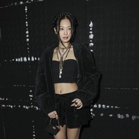 Jennie BLACKPINK tampil edgy dengan busana serba hitam dari koleksi Chanel. Dia memakai crop top hitam yang dipadukan dengan rok mini senada berbahan suede seperti oversized jacket yang dikenakannya. Foto: Dok. AP