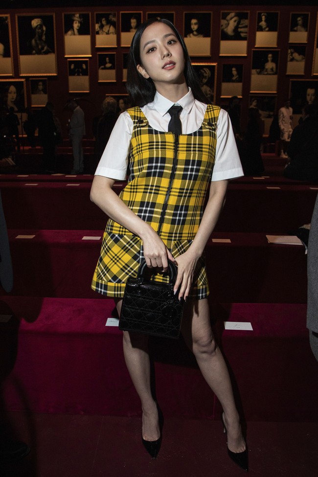 Jisoo BLACKPINK telah mencuri perhatian sebelum bertolak ke Paris karena rambut barunya yang bermodel ombre. Global ambassador Dior itu tampil dengan gaya preppy seperti dalam film 90an, Clueless. Dia memakai plaid mini dress yang dipadukan dengan kemeja putih dan dasi hitam rancangan Maria Grazia Churi. Foto: Dok. AP