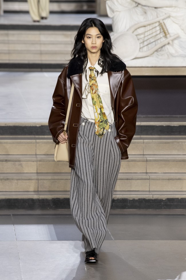 Jung Ho Yeon tak hanya menjadi tamu spesial Louis Vuitton sebagai global ambassador. Bintang drama Korea Squid Game itu juga berlenggak di runway memakai koleksi blouse, jaket kulit, dan celana rancangan Nicolas Ghesquière. Foto: Dok. AP
