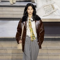 Jung Ho Yeon tak hanya menjadi tamu spesial Louis Vuitton sebagai global ambassador. Bintang drama Korea Squid Game itu juga berlenggak di runway memakai koleksi blouse, jaket kulit, dan celana rancangan Nicolas Ghesquière. Foto: Dok. AP