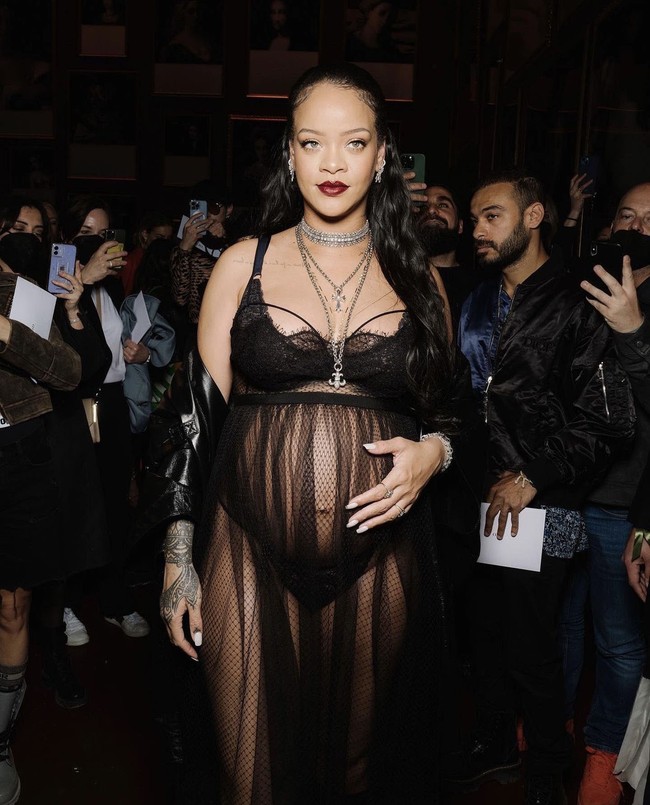 Rihanna, yang tengah menantikan kelahiran anaknya dengan A$AP Rocky tampil gothic saat menghadiri show Dior. Dia memakai lace-trimmed tulle dress yang dipadukan dengan sepatu boots senada. Foto: Dok. AP