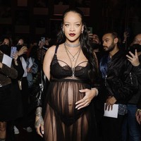 Rihanna, yang tengah menantikan kelahiran anaknya dengan A$AP Rocky tampil gothic saat menghadiri show Dior. Dia memakai lace-trimmed tulle dress yang dipadukan dengan sepatu boots senada. Foto: Dok. AP