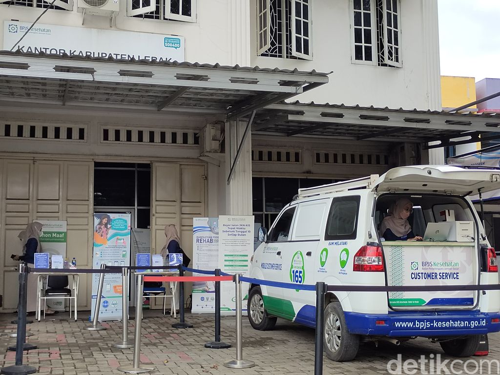 Gedung BPJS Kesehatan di Kampung Sumur Buang, Desa Kaduagung Timur, Kecamatan Cibadak, Lebak, Banten, terbakar. Kebakaran diduga akibat korsleting listrik. (Fathul R/detikcom)