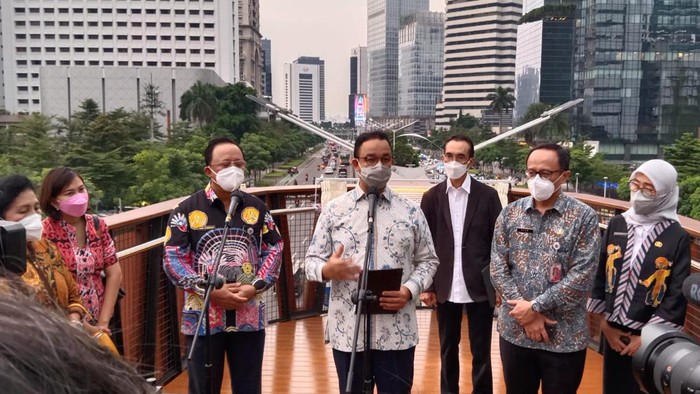 Gubernur DKI Jakarta Anies Baswedan saat meresmikan JPO di Sudirman (Dok. Istimewas)