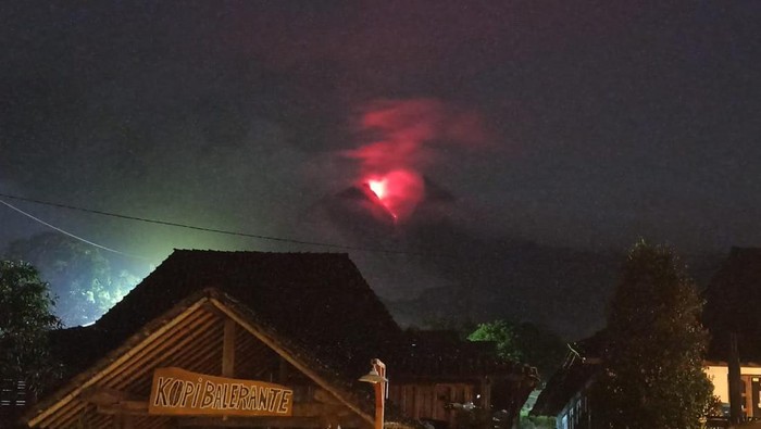Guguran awan panas Gunung Merapi terlihat dari Desa Balerante, Kecamatan Kemalang, Klaten, Rabu (9/3/2022).