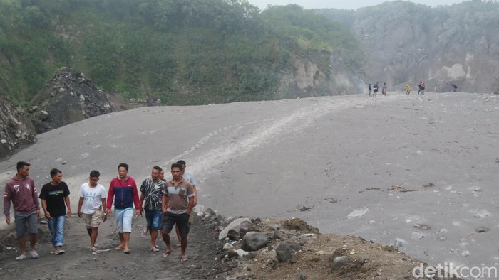 Sejumlah wisatawan berada di dekat titik lokasi luncuran abu vulkanik Gunung Merapi, Kamis (10/3/2022). (foto: Agus Septiawan/detikJateng)