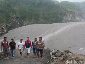 Duh! Lokasi Erupsi Merapi Malah Jadi Wisata Dadakan, Begini Penampakannya