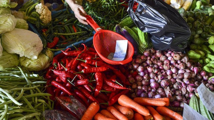 Jelang Ramadhan harga cabai mengalami kenaikan di Pasar Subuh Tradisional, Ciamis, Jawa Barat, Kamis (10/3/2022). Harga cabai rawit naik menjadi Rp 80 ribu per kilogram.