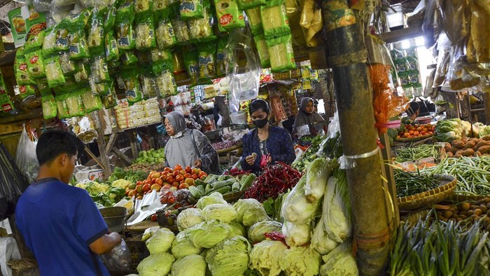 Jelang Ramadhan harga cabai mengalami kenaikan di Pasar Subuh Tradisional, Ciamis, Jawa Barat, Kamis (10/3/2022). Harga cabai rawit naik menjadi Rp 80 ribu per kilogram.