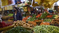 Pedagang melayani pembeli di Pasar Subuh Tradisional, Kabupaten Ciamis, Jawa Barat, Kamis (10/3/2022).