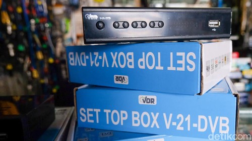 Ilustrasi STB TV Digital, Set Top Box ini sebagai dibutuhkan sebagai alat untuk mengalihkan tv analog ke digital. STB juga akan diberikan gratis oleh pemerintah untuk masyarakat miskin.